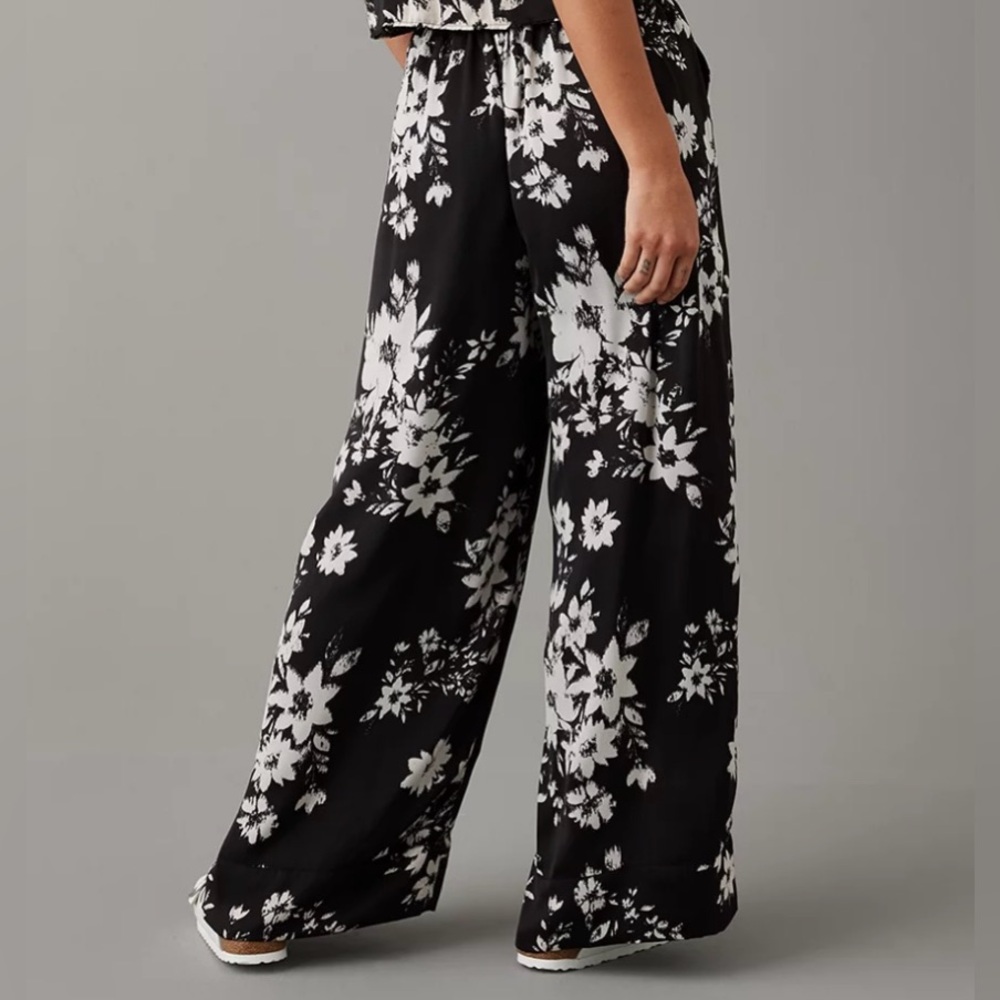 Mimi Chica pull on - wide split leg floral pants ‼️Make me an offer‼️
